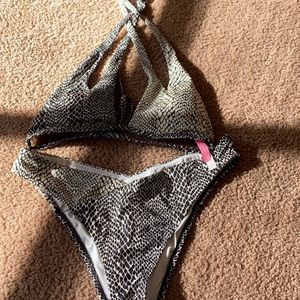 Victoria Secret bathing suit - never worn - Medium Top - large bottom